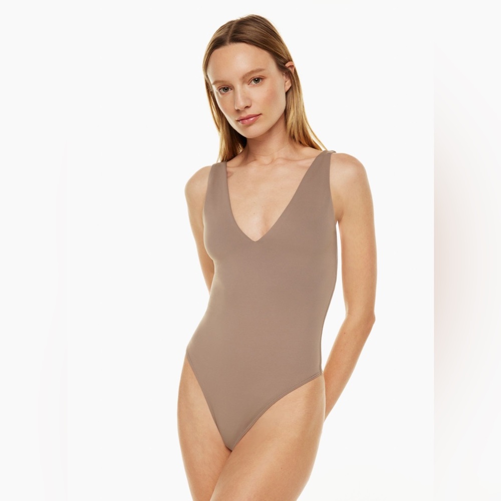 Aritzia | Babaton Contour V Neck Bodysuit